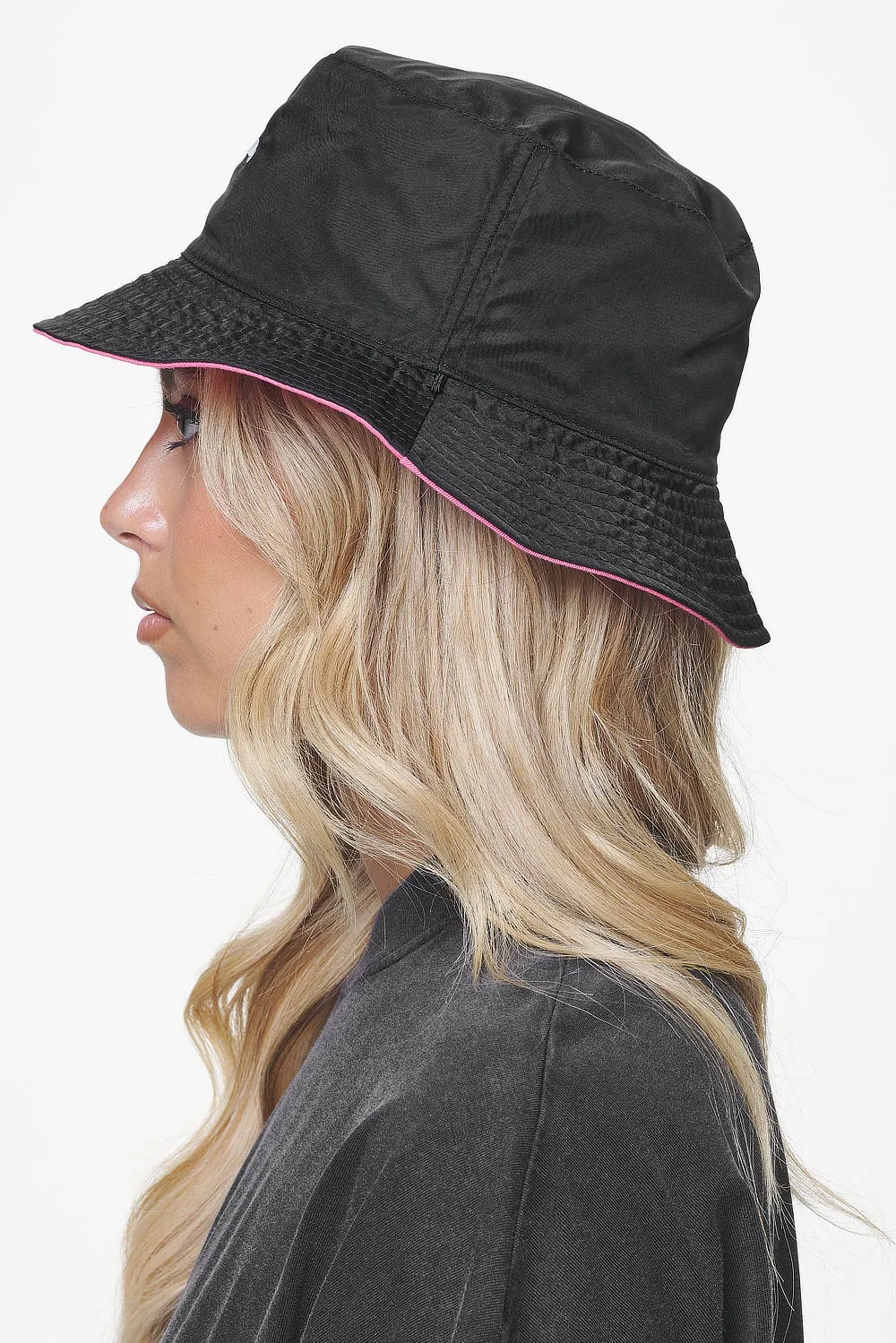 Juan Reversible Bucket Hat Black Strawberry