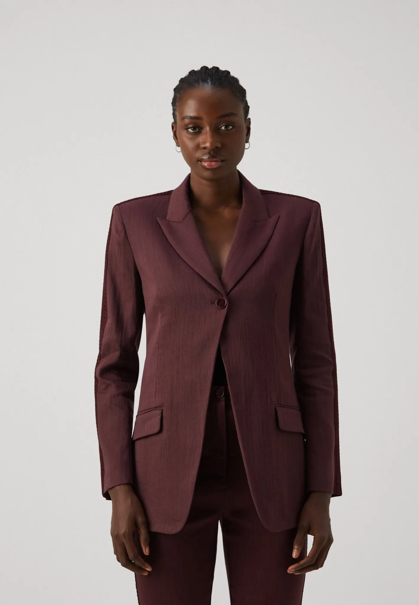 One-button jacket in linen dark plum